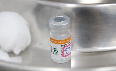 Dose pediátrica na vacina do Instituto Butantan contra Covid-19 na Unidade Básica de Saúde - UBS Brás.