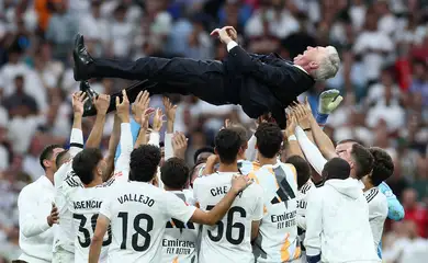 Soccer Football - LaLiga - Real Madrid v Real Sociedad - Santiago Bernabeu, Madrid, Spain - May 24, 2025 Real Madrid coach Carlo Ancelotti is thrown in the air in celebration by his players after his last match as Real Madrid coach REUTERS/Isabel Infantes     TPX IMAGES OF THE DAY