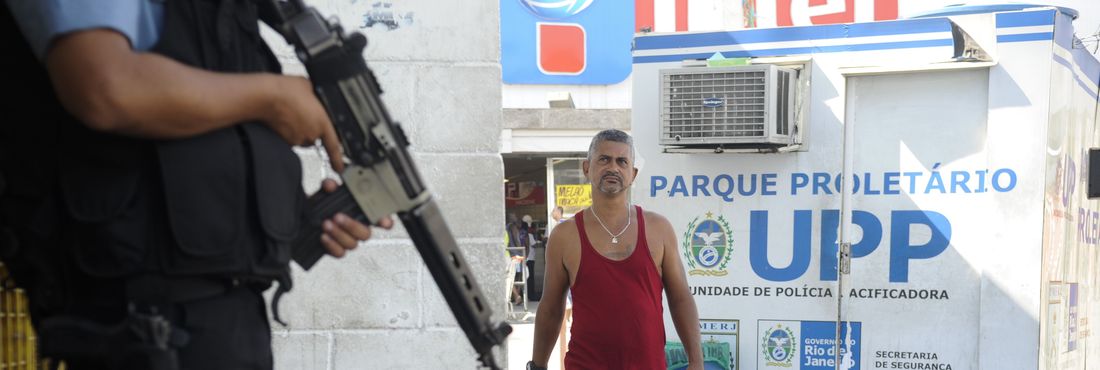 Rio de Janeiro - Um dia após o subcomandante da UPP da Vila Cruzeiro ter sido morto enquanto patrulhava a comunidade, a segurança é reforçada na Vila Cruzeiro, no Complexo da Penha