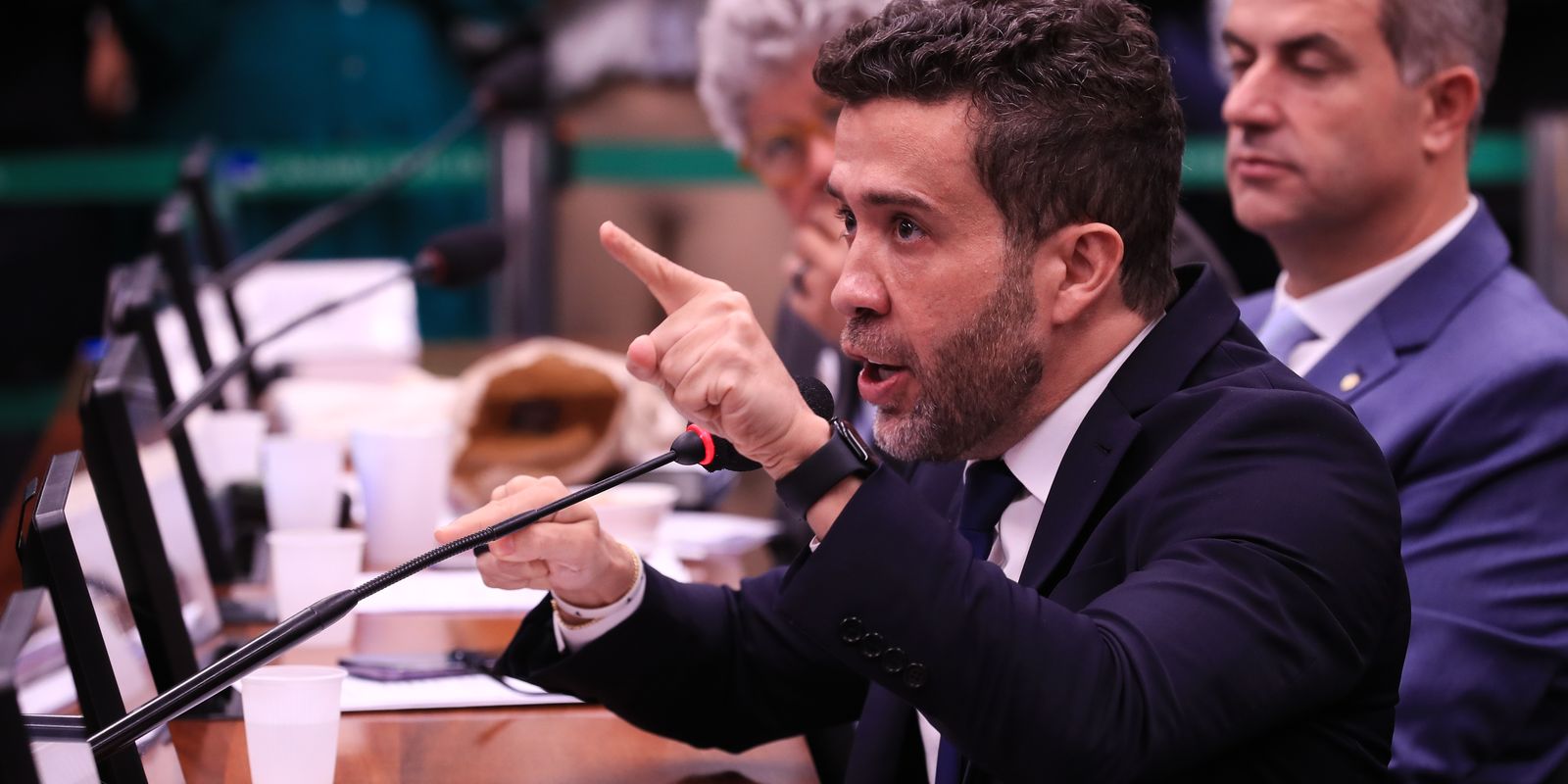 Janones é suspenso por três meses em Conselho de Ética da Câmara Janones é suspenso por três meses em Conselho de Ética da Câmara