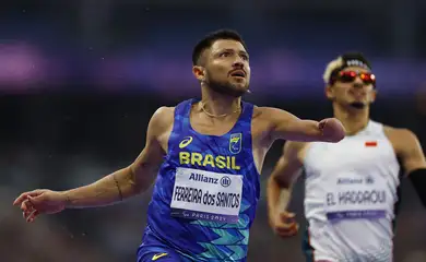 Paris 2024 Paralympics - Athletics - Men's 100m - T47 Final - Stade de France, Saint-Denis, France - August 30, 2024 Petrucio Ferreira dos Santos of Brazil celebrates winning gold after the final REUTERS/Stephanie Lecocq