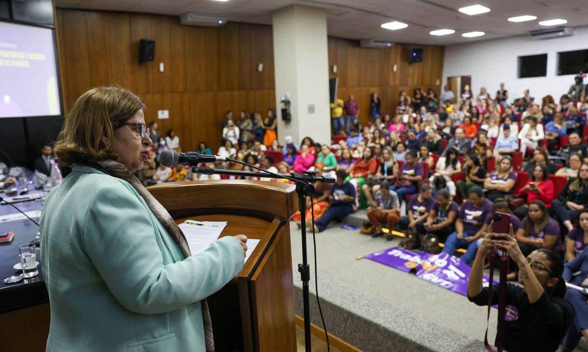 Brasília, DF 19/03/2024 A Ministra das Mulheres, Cida Gonçalves, durante o lançamento do Plano de Ação do Pacto Nacional de Prevenção aos Feminicídios e Programa Asas pro Futuro no  evento Março das Mulheres: O #BrasilporElas no enfrentamento à misoginia e na promoção da igualdade. Foto: Fabio Rodrigues-Pozzebom/ Agência Brasil