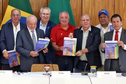 Brasília (DF), 29/04/2025 - O presidente da república, Luiz Inácio Lula da Silva, durante encontro com dirigentes das centrais sindicais, realizado no Palácio do Planalto. Foto: Valter Campanato/Agência Brasil