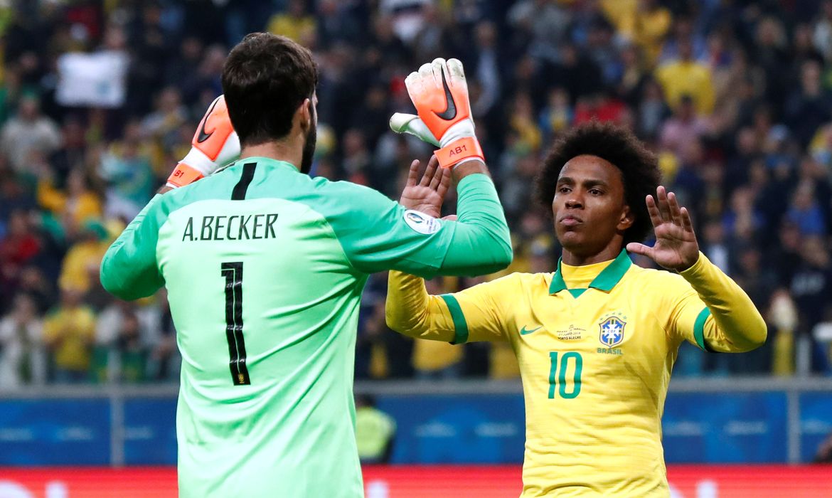 Alisson e Willian comemoram vitória da seleção brasileira na Copa América 2019