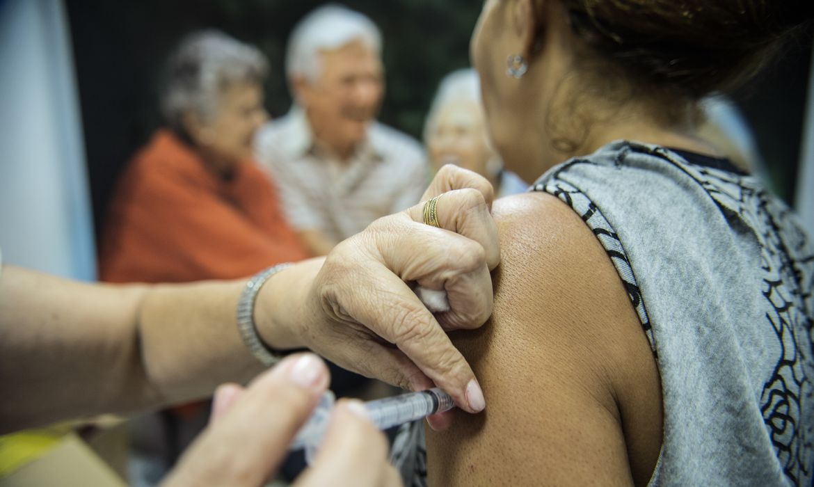 Mais de 43 milhões de pessoas já se vacinaram contra gripe no Brasil | Agência Brasil