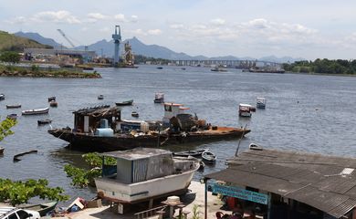 Embarcações abandonadas na Baía de Guanabara.