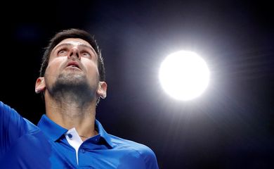 Novak Djokovic comemora vitória sobre Alexander Zverev no ATP Finals em Londres