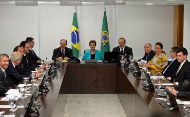 A presidenta Dilma Rousseff e ministros durante reunião com empresários brasileiros, no Palácio do Planalto (Wilson Dias/Agência Brasil)
