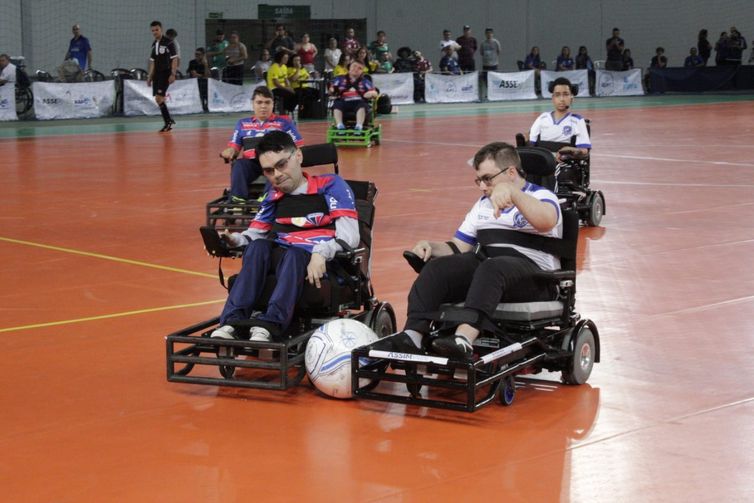 Time de futebol em cadeira de rodas se prepara para campeonato