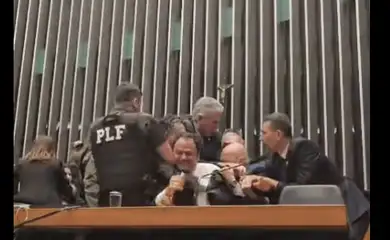 Brasília (DF), 09/12/2025 - Deputado Glauber Braga (PSOL) é retirado da mesa da presidencia da camâra dos deputados por seguranças.
Frame  Deputado Glauber Braga/Facebook