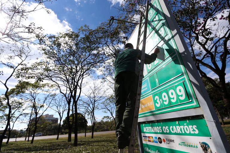  Postos do DF começam a ajustar os preços do diesel com a redução de R$ 0,46.