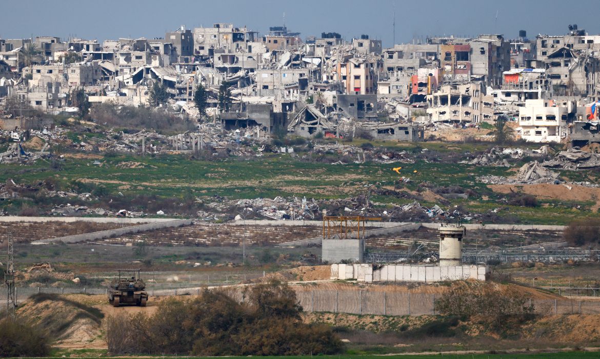 Veículo militar israelense se posiciona no lado israelense da fronteira com Gaza
09/02/2025
Reuters/Amir Cohen/Proibida reprodução