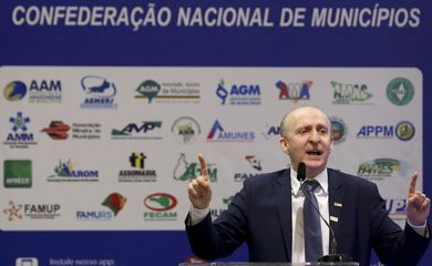O presidente da CNM, Glademir Aroldi participa do Encontro dos Municípios Brasileiros.