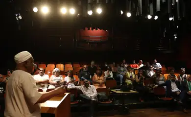 O babalaô Ivanir dos Santos fala durante a 4ª Reunião da Rede Intermunicipal de Liberdade Religiosa, na Cidade das Artes, zona oeste da cidade.