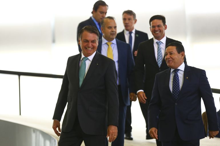 O presidente Jair Bolsonaro e o vice-presidente Hamilton Mourão durante anúncio de avanços no programa federal de habitação, o Casa Verde e Amarela.