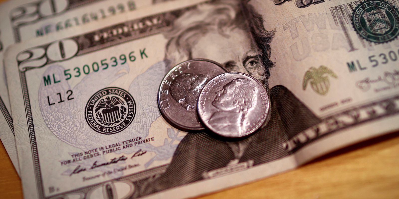 Dólar cai para R$ 5,02 após Fed aumentar juros nos Estados Unidos