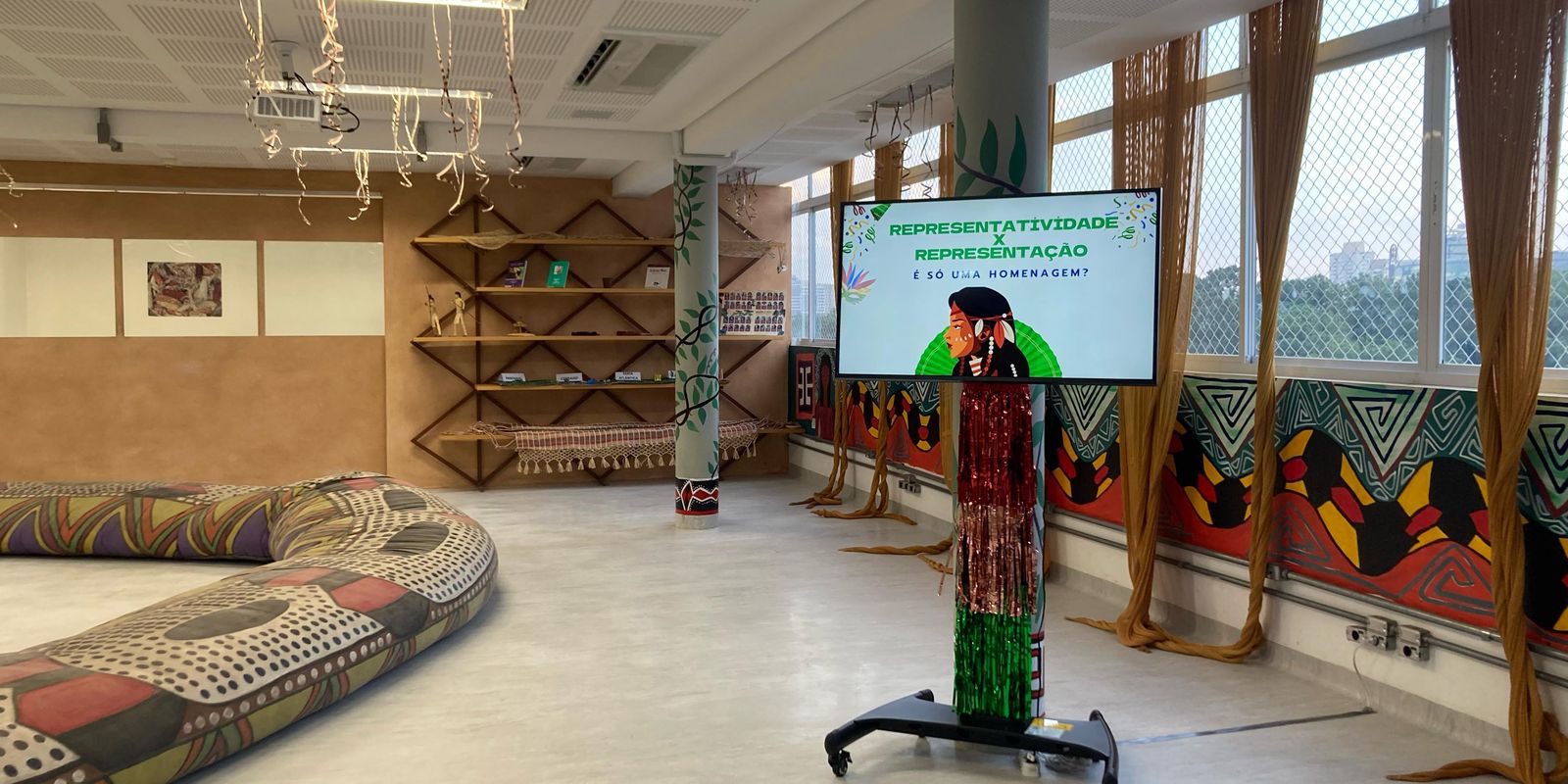 Instalação discute presença indígena nos desfiles de carnaval