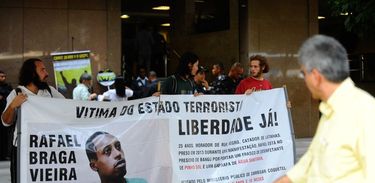 Ativistas pedem liberdade de morador de rua preso