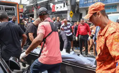 Rio de Janeiro (RJ), 29/10/2025 - Dezenas de corpos são trazidos por moradores para a Praça São Lucas, na Penha, zona norte do Rio de Janeiro. Operação Contenção.
Foto: Tomaz Silva /Agência Brasil
