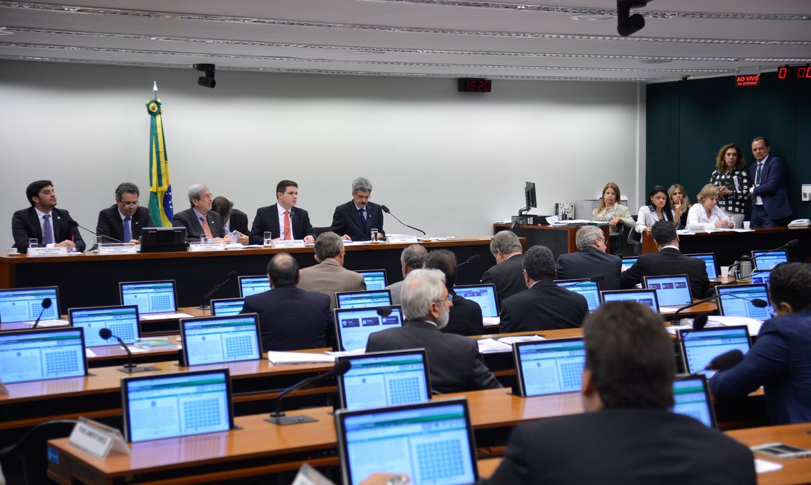 Reunião da Comissão Parlamentar de Inquérito (CPI) da Petrobras para votação de requerimentos (Wilson Dias/Agência Brasil)