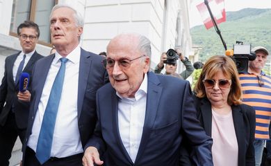 Ex-presidente da Fifa Joseph Blatter deixam tribunal em Bellinzona, na Suíça