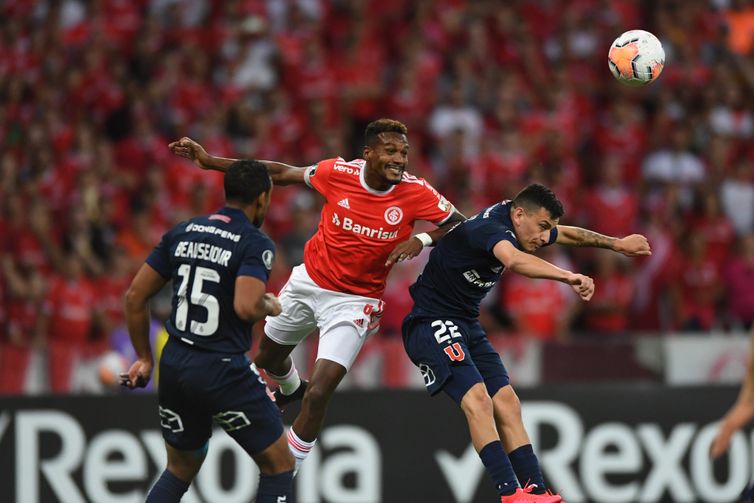 O Internacional derrotou o Universidad de Chile por 2 a 0 nesta terça (11) e se classificou para a terceira fase prévia da edição 2020 da Copa Libertadores.<img src=