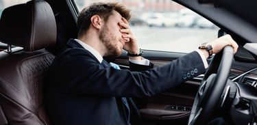 Homem sonolento ao volante