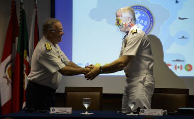 O almirante de esquadra da Marinha do Brasil, Leonardo Puntel, cumprimenta o almirante de esquadra da Marinha dos Estados Unidos, Craig Faller, durante a Cerimônia de abertura da 60ª edição da Operação UNITAS.