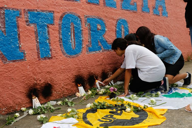 São Paulo (SP), 28/03/2023 - Alunos da escola estadual Thomazia Montoro e secundaristas do movimento estudantil prestam homenagens às vítimas do ataque, na porta da escola, em Vila Sônia. Foto: Fernando Frazão/Agência Brasil