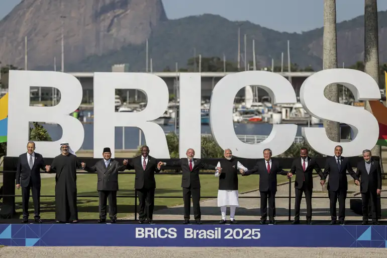 Rio de Janeiro (RJ), 06/07/2025 - Foto ofical do Brics com seus membros.
Da esquerda para direita:
Minister Sergei Lavrov (Rússia),
Khaled bin Mohamed Al Nahyan (Emirados),
Prabowo Subianto (Indonésia)
Cyril Ramaphosa (África do sul)
Luiz Inácio Lula da Silva (Brasil)
Primeiro ministro, Narendra Modi  (Índia)
 Premier Li Qiang (China)
Abiy Ahmed (Etiópia)
Mostafa Madbouly (Egito)
 Abbas Araghchi (Irã)
Foto: Joédson Alves/Agência Brasil