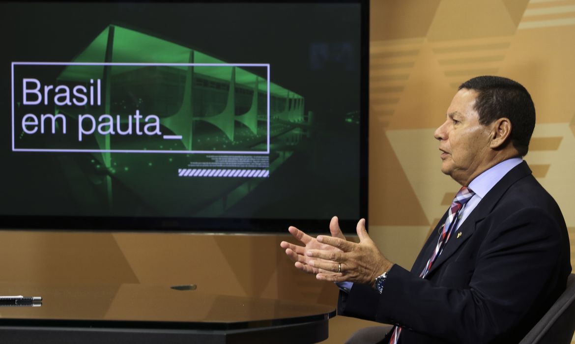 O vice presidente da Republica, Hamilton Mourão,dá entrevista ao programa Brasil em Pauta, da TV Brasil, em Brasília. 