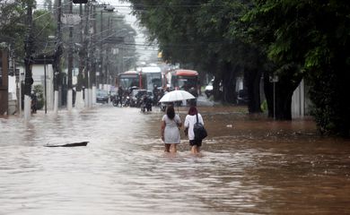 Mulheres caminham por uma rua inundada após fortes chuvas no bairro Butanta, em São Paulo
Mulheres andam por uma rua inundada após fortes chuvas no bairro Butanta, em São Paulo, Brasil, 10 de fevereiro de 2020. REUTERS / Rahel Patrasso