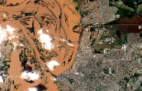CHUVAS NO RS - FIOCRUZ -  Fotos de satélite divulgada pela Fiocruz mostra o Rio Guaiba (e) e a área metropolitana de Porto Alegre (d). Foto: ICICT/Fiocruz