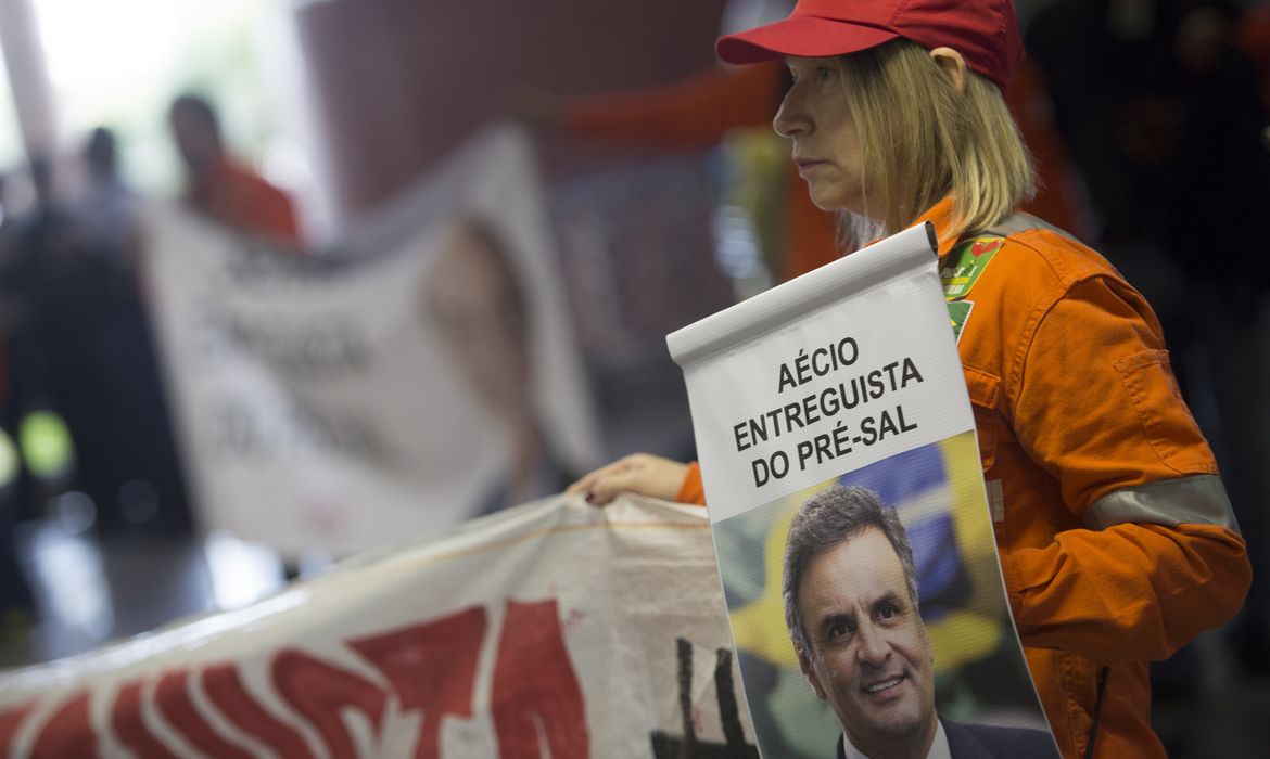 Petroleiros fazem manifestação no aeroporto de Brasília em defesa da Petrobras e para pressionar contra a aprovação do PLS 131, do senador José Serra (PSDB/SP). (Marcelo Camargo/Agência Brasil)