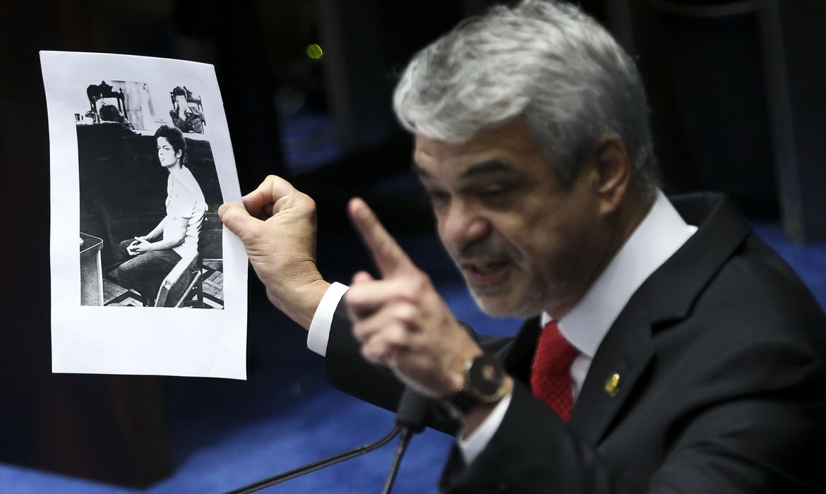 Brasília - Plenário do Senado vota o processo de impeachment de Dilma Rousseff. Na foto, o senador Humberto Costa mostra foto de Dilma em tribunal na ditadura. (Marcelo Camargo/Agência Brasil)
