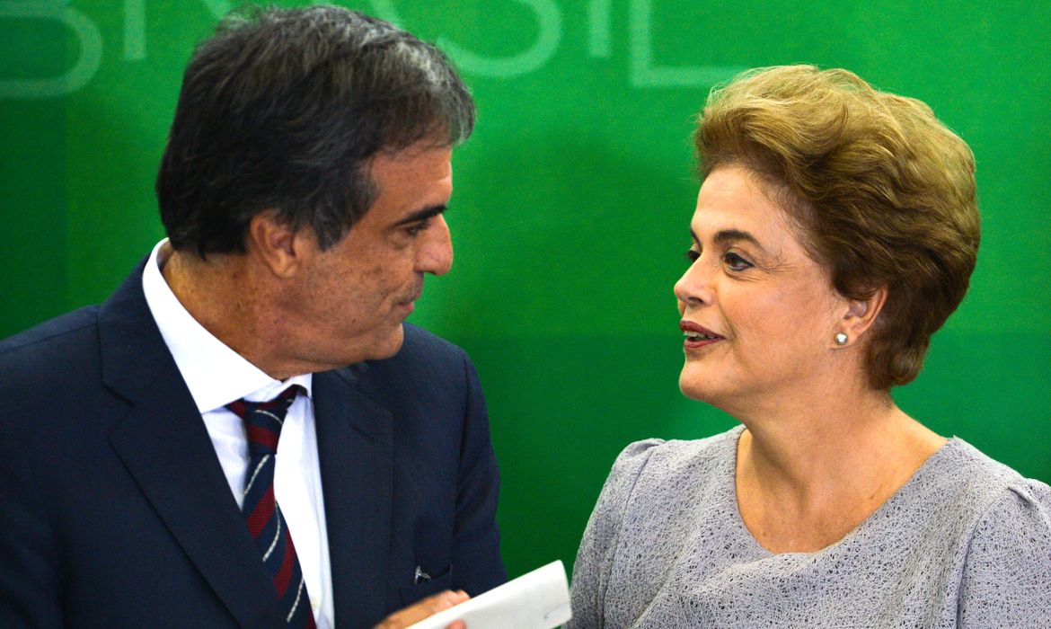 Brasília - Presidenta Dilma Rousseff e o advogado-geral da União, José Eduardo Cardozo, durante encontro com juristas contrários ao impeachment, no Palácio do Planalto  (José Cruz/Agência Brasil)