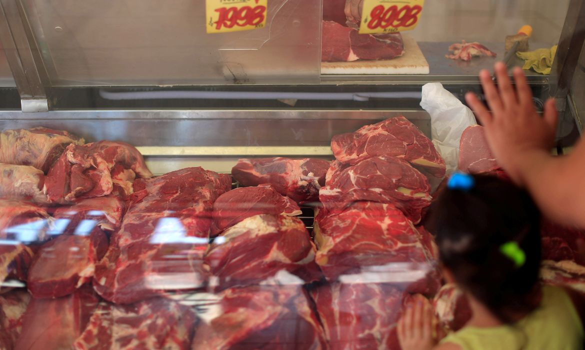 Carne à venda em supermercado no Chile 