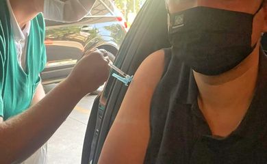 Diabético, presidente do Senado Rodrigo Pacheco é vacinado contra a Covid-19 em Belo Horizonte.