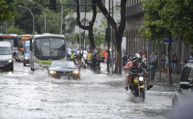 Rio de Janeiro - Forte chuva no início da tarde de hoje deixa ruas alagadas no centro da cidade  (Tomaz Silva/Agência Brasil)