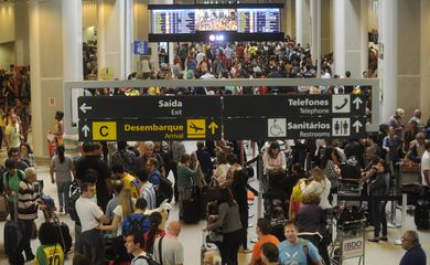 Voos atrasados por motivos meteorológicos deixam aeroporto Santos Dumont, no centro da cidade, lotado (Tânia Rêgo/RJ)
