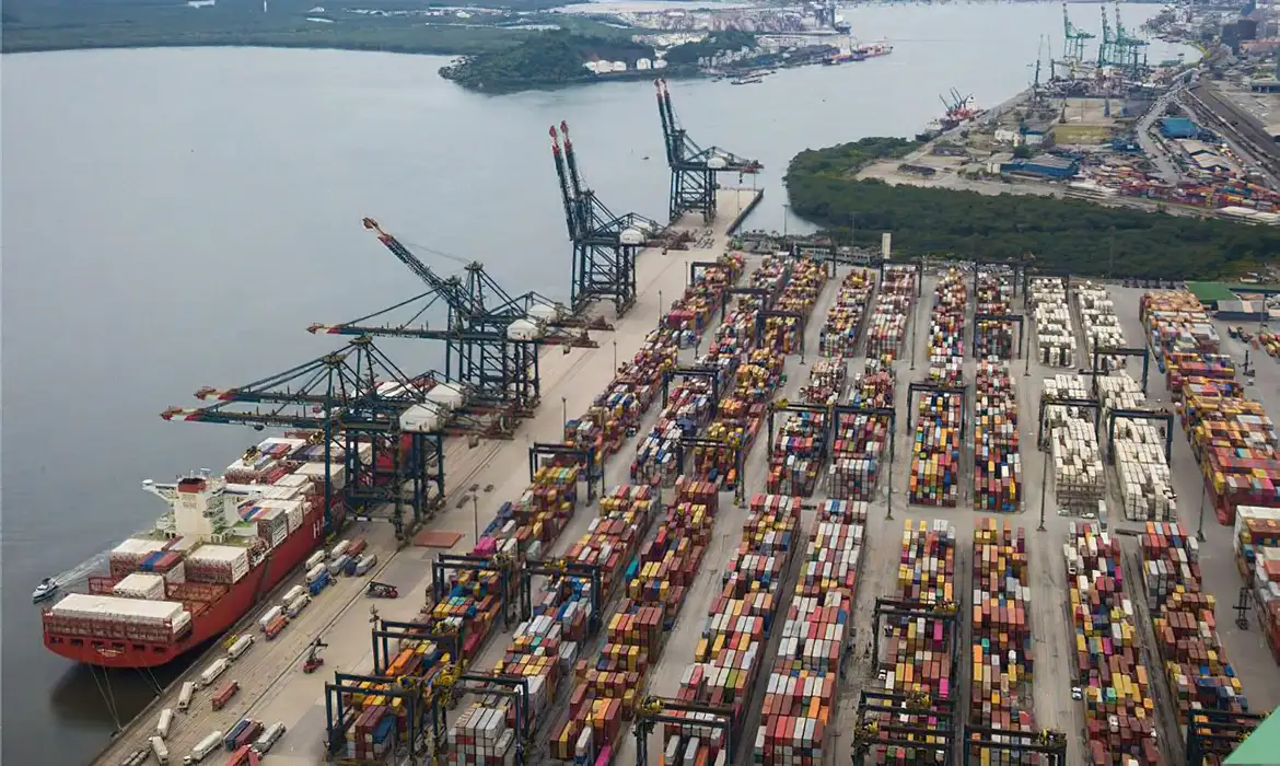 O Porto de Santos responde por quase 30% da balança comercial do país. Importação, exportação, balança comercial, porto, navio, container,  comércio exterior - Foto: Divulgação/Porto de Santos