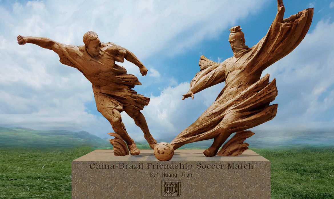 Escultura em bronze da artista Huang Jian retrata uma disputa de bola entre o jogador Pelé e o imperador chinês Han Wu 