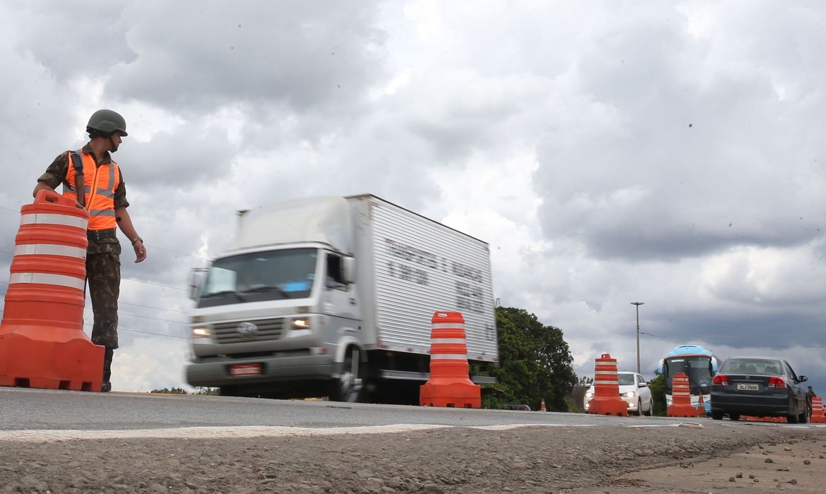 Brasília - O Departamento Nacional de Infraestrutura de Transportes (Dnit) e o Exército realizam pesquisa sobre as condições de tráfego nas rodovias brasileiras (Marcello Casal Jr/Agência Brasil)