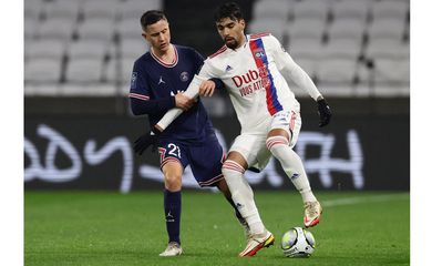 Lucas Paquetá em jogo do Lyon contra o Paris St Germain