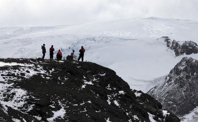 Estação Antártica Comandante Ferraz é uma base antártica pertencente ao Brasil localizada na ilha do Rei George, a 130 quilômetros da Península Antártica, na baía do Almirantado, na Antártida