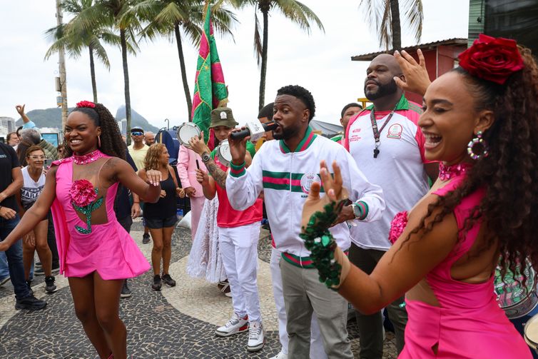 Rio de Janeiro (RJ), 19/12/2025 – A Escola de Samba Mangueira participa da comemoração do alcance da marca de 9 milhões de turistas internacionais no Brasil em 2025, na praia de Copacabana, no Rio de Janeiro Foto: Tomaz Silva/Agência Brasil