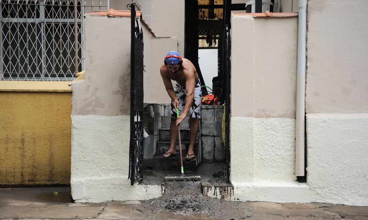 Rio de Janeiro - Morador limpa casa na rua Jiquibá, na Praça da Bandeira, após o temporal na noite de sábado (12) que deixou a cidade em estágio de crise (Fernando Frazão/Agência Brasil)