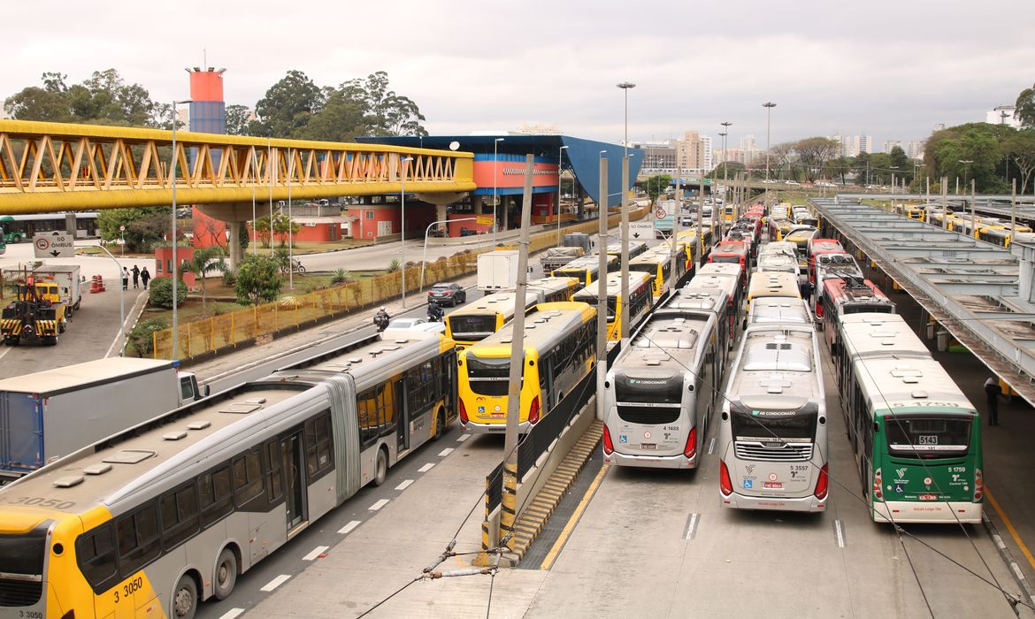  Ônibus estacionados no terminal Parque Dom Pedro II, durante a paralisação dos motoristas e cobradores de ônibus na capital paulista