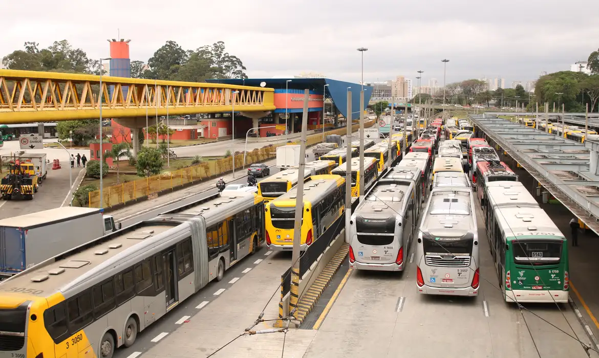 Ônibus estacionados no terminal Parque Dom Pedro II, durante a paralisação dos motoristas e cobradores de ônibus na capital paulista