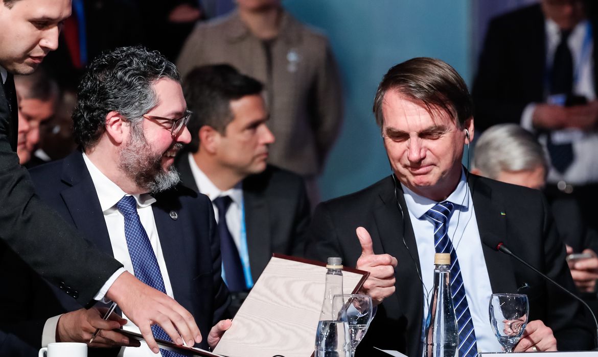 O ministro da Relações Exteriores, Ernesto Araújo, acompanhado do  presidente Jair Bolsonaro, assina acordo para a eliminação da cobrança de roaming no Mercosul.